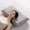 Travesseiro de espuma viscoelástica de zero pressão, do mesmo tipo usado em hotéis e pousadas, oferece suporte para o pescoço, possui um núcleo de espuma viscoelástica de lenta recuperação e é um travesseiro respirável e aerado