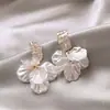Aretes de Concha de Flor para Mujer, Lujo Ligero, Aretes de Gama Alta, Estilo de Nicho, Aretes Elegantes, Aretes de Perla, Clips para Orejas para Mujeres Sin Perforaciones