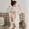 Pijama de seda helada para niñas, nuevo modelo verano 2026, ropa de casa para niños talla mediana y grande, conjunto de tres piezas de manga corta para niños, ropa fina para aire acondicionado