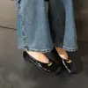 Diseño único punta de mango piel de vaca encerada con aceite hebilla metálica otoño 2026 nuevo zapatos planos de cuero genuino cuello en V poco profundos para mujer