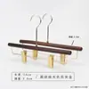 Percha para pantalones de madera maciza en color nogal negro, especialmente para tiendas de ropa, para uso doméstico y de hotel, sin marcas, antideslizante, percha con pinza de madera para pantalones al por mayor