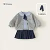 Roupa Bangxuan para crianças, conjunto de outono para meninas, estilo preppy, saia plissada, uniforme escolar para bebês meninas, conjunto de três peças para bebês e crianças pequenas