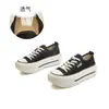 Zapatillas casuales nuevas para mujer 2026 con aumento interno de altura de 0.5 cm, plantillas de piel de cerdo de hierba Ula, versátiles zapatos de lona blancos