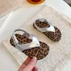 Sandálias Chinelo Estilo Coreano para Crianças 2026 Verão Novas Sapatos Casuais Planos para Meninas Estampa de Leopardo Sapatos de Praia