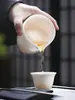 Colador de Té de Porcelana Blanca Dehua Integrado con una Taza de Servicio, Filtro y Divisor de Té