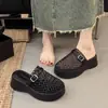 Pantuflas huecas de punta cerrada para mujer, nuevo estilo verano 2025, suela gruesa, versátiles, transpirables, casuales, a la moda, medias pantuflas