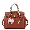 Bolso de Mano Transfronterizo con Patrón de Lichi Imitación, Bolso de Platino de Alta Gama Nuevo, Bolso Cruzado Sencillo y Versátil para el Trabajo con Colgante de Caballo