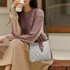 Bolsas Estampadas de Alta Gama para Mujer 2025 Nuevo Bolso Cubo Portátil Retro de Gran Capacidad con Letras al Hombro Venta al por Mayor