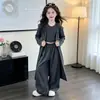 Conjunto de 3 peças para meninas 2026 Primavera e Outono Novo Estilo Coreano Casaco Longo e Calça Wide Leg Conjunto Casual Chique para Crianças Mais Velhas