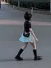 Conjunto de Verão para Meninas 2025 Novo Estiloso Camiseta Infantil de Manga Curta Moda Saia Plissada Curta Conjunto de Duas Peças Saia Bolo