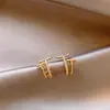 Brincos de Tarraxa Delicados com Letra Dourada para Mulheres 2026 Novo Estilo Mais Vendido Moda Elegante Joia para Orelha para o Dia a Dia