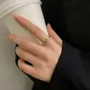 Anel Aberto com Cruz de Zircônia e Pérola Banhado a Ouro 14K Real Estilo Nicho High-End Joia Vintage Francesa para Mulheres