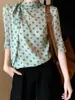 Camisa Verde de Lunares Estilo Maduro Ligero para Mujer, Nuevo Modelo Primavera 2026, Top de Alta Gama Único y Hermoso con Lazo y Cinta