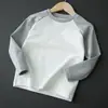 Camiseta de algodão escovado infantil grau A, manga longa estilo raglan para meninos e meninas, adequada para primavera e outono, para crianças mais velhas