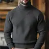 Suéter para hombre de otoño e invierno nuevo en stock de comercio exterior, tejido de punto elástico ajustado estilo europeo y americano, suéter de cuello alto de color liso con rayas verticales