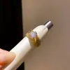 Anel Aberto Redondo Torcido de Zircônia com um Design de Nicho de Alto Padrão, Anel de Dedo Indicador Moderno e Versátil, Acessório de Mão Único para Mulheres