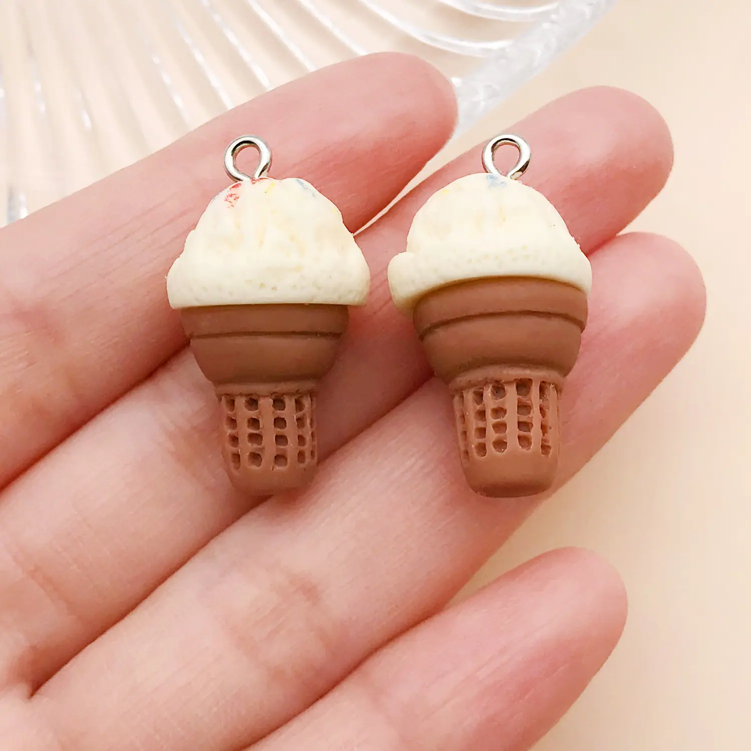 24766-P-奶黄色树脂食玩甜筒冰淇淋28x15x15mm