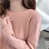 Camisa base feminina para o início do outono de 2026, nova malha versátil de gola redonda e corte solto, top de manga comprida para usar sob um suéter