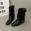 Botas para Calça Quadradas Retrô com Salto Embutido para Aumentar a Altura Botas Curtas Maillard Femininas Outono 2026 Novas Botas Femininas com Fivela Salto Anabela Emagrecedoras