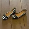 Novos sapatos baixos xadrez de nicho para mulheres, coleção de outono 2026, sapatos baixos versáteis com solas macias, estilo Mary Jane de calçar