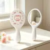 Espejo de mano ovalado con estampado lindo estilo Ins, espejo de maquillaje de doble cara, portátil para retoques de maquillaje sobre la marcha, venta al por mayor por punto
