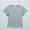 A Versão Correta do Novo Modelo Coreano 26, Semelhante ao Estilo de Jingnan, Blusa Versátil de Gola Redonda de Manga Curta Slim Fit com Etiqueta Aplicada