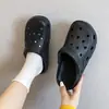 Zapatos perforados de nuevo estilo para mujer, zapatos cerrados de verano para uso en exteriores, sandalias slip-on para hombre, zapatos de playa ligeros de suela blanda, modernos para parejas