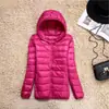 Jaqueta Leve de Penas Feminina Curta Penugem de Pato Branca Outono e Inverno 2024 Nova Slim Fit Tamanho Plus com Capuz Bolsa de Armazenamento