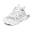 Tênis Esportivo Infantil Branco Respirável 2026 Primavera e Outono Sapatos de Malha com Fivela Rotativa para Meninos Sapatos de Solado Macio para Meninas do Ensino Fundamental