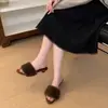 Pantuflas peludas de tacón grueso estilo francés para mujer, aptas para usar en exteriores, nuevo modelo de otoño 2026, pantuflas peludas de felpa de alta gama con punta