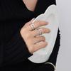 Anillo de apertura hueca de estilo francés, estilo retro, estilo frío, de acero de titanio chapado en oro verdadero de 18 quilates, joyería de mano de lujo ligera y de moda.