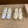 Zapatillas de entrenamiento alemanas de cuero genuino con aumento de altura interior, zapatos rosas para niñas, estilo fino de otoño 2026, adecuados para combinar con faldas, zapatillas deportivas blancas casuales