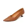 Zapatos de tacón alto puntiagudos color albaricoque vintage para mujer, tacón de aguja, Otoño 2024, piel de oveja, tacón pequeño francés, Zapatos de Vestir Gato Documental