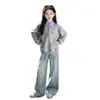 Conjunto de otoño estilo universitario para niñas 2026 nuevo conjunto de dos piezas de moda para niños mayores, con una sudadera de imitación de dos piezas y jeans
