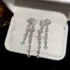 Pendientes Brillantes de Zirconia con Perlas en Forma de Borla, Pendientes de Moda y Elegantes con un Toque de Lujo Ligero y de Alta Gama, Presentando un Diseño Único