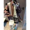 Além disso, o novo modelo de outono apresenta um capuz tipo echarpe removível, oferecendo uma jaqueta-camisa casual MQ1726 elegante, de caimento solto e acabamento de alta qualidade.