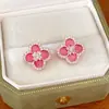 Pendientes de flor de trébol rosa con circonita de aguja plateada, elegantes y versátiles, pendientes de lujo ligero de alta gama al por mayor