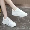QW-012 Tenis blancos de suela gruesa para mujer, nuevos zapatos deportivos casuales de suela blanda primavera/verano 2026, tenis versátiles para mujer
