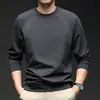Camiseta Masculina Casual Versátil de Manga Longa Patchwork com Gola Redonda 2026 Nova Tendência Outono e Primavera Cor Sólida