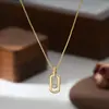Corrente Elegante para Clavícula em Ouro Eletrodepositado com Zircônia Microincrustada para Mulheres Design de Nicho Geométrico Cubo de Açúcar Vazado Corrente para Suéter
