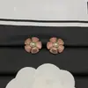 Pendientes de Trébol de Cuatro Hojas con Diamantes Doble C Estilo Chanel 2026 Modelo Nuevo Transfronterizo para Mujer Pendientes Réplica de Alta Gama al por Mayor