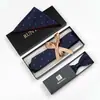 Accesorios para Traje Formal de Negocios para Hombre Set de Tres Piezas Corbata Pajarita Pañuelo de Bolsillo Rojo con Puntos de Polka Atado a Mano En Stock Venta al por Mayor