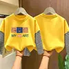 Camiseta de manga comprida para meninos, algodão puro, novo estilo primavera e outono 2026, camada interna listrada para meninos pequenos, camiseta base infantil falsa de duas peças