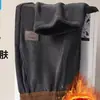 Moda transfronteriza: Pantalones deportivos de pana para hombre para otoño e invierno 2026, estilo nuevo, corte holgado, diseño de pierna recta y forro polar para mayor calidez