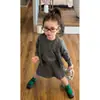 Conjunto de otoño para niña 2026 nuevo estilo infantil preppy chic cárdigan de punto gris con falda plisada de manga corta