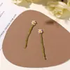 Design original: Acessórios de cabelo e enfeites de roupa florais em miniatura apresentando uma vibrante cena de prado verde com pequenas contas e ramos de flores retorcidos