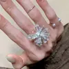 Anel de flor em cristal de imitação transparente, requintado e único, com um toque cool e minimalista, design de nicho, chamativo e adequado para o uso diário, anel para o dedo indicador