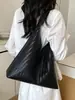 Bolsa casual de grande capacidade transfronteiriça para mulheres 2026 novo estilo retrô bolsa de ombro texturizada bolsa tote para o dia a dia bolsa de axila