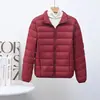 2025 Nueva Chaqueta de Plumas Corta Ligera con Cuello Alto para Otoño e Invierno, Tallas Grandes y Ampliadas, Chaqueta Casual con Dobladillo, Aspecto Moderno Adelgazante para Mujer