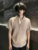 Camisa Polo de Malha Manga Curta Gola V Falsa Duas Peças Estilo Americano para Homens, Estilo Old Money de Verão, Caimento Normal nos Ombros, Camiseta de Manga Meia-Manga com Toque de Luxo